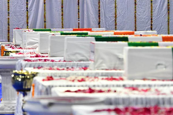 कुन्नूर हेलिकॉप्टर दुर्घटना में शिकार हुए छह और सैनिकों के शवों की हुई पहचान, सैन्य सम्मान के साथ आज अंतिम संस्कार The bodies of two more Army personnel and four Indian Air Force personnel on board the helicopter that crashed near Coonoor