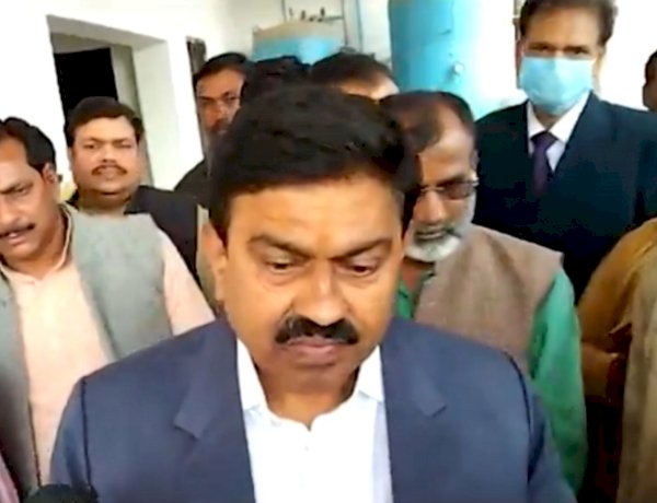 जब जेल में बंद बेटे के बारें में पत्रकार ने पूछा सवाल तो आग बबुला हुए गृह राज्य मंत्री अजय मिश्रा ‘टेनी’ ने दी गाली Minister of State for Home Ajay Kumar Mishra 'Teni' on Wednesday abused a journalist for asking questions related to the allegations against