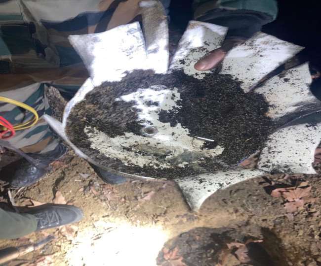 जम्मू-कश्मीर में सुरक्षाबलों को मिली बड़ी कामयाबी, कंटेनर में रखा 5 किलो IED बम बरामद Explosives have been recovered by Pulwama Police and CRPF from the side of Neva-Srinagar Road in Wanpora, Jammu and Kashmir.