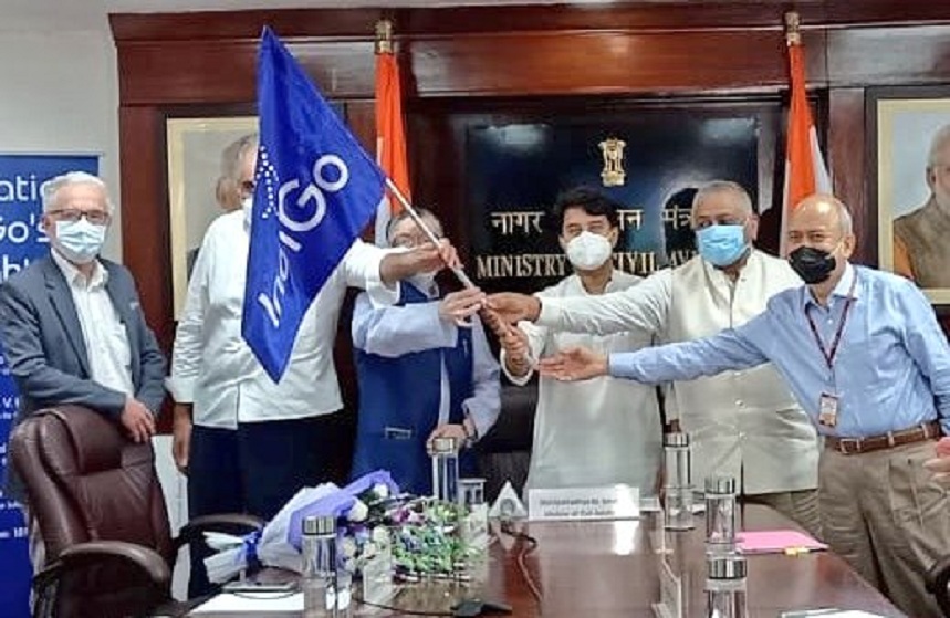 उड्डयन मंत्री ज्योतिरादित्य सिंधिया ने इंडिगो की गुवाहाटी-पुणे उड़ान का किया उद्घाटन Civil Aviation Minister Jyotiraditya Scindia on Thursday inaugurated IndiGo's daily flight between Guwahati and Pune.The daily flight was