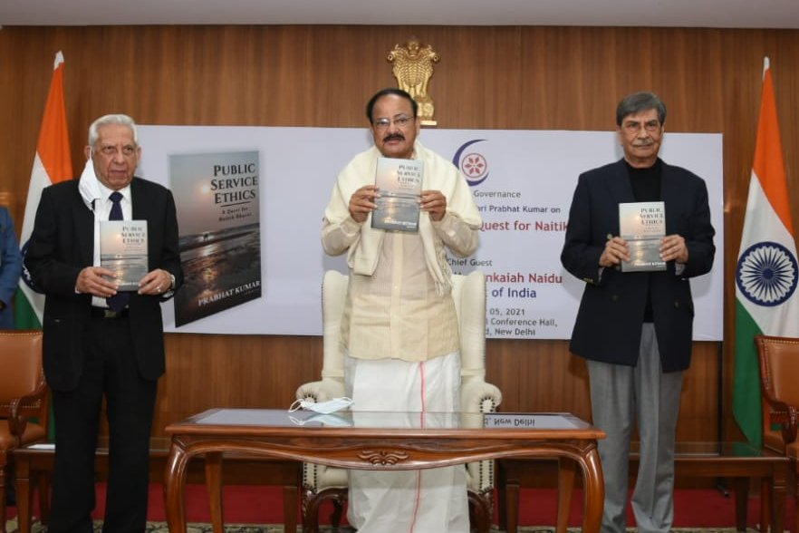 उपराष्ट्रपति एम. वेंकैया नायडु ने श्री प्रभात कुमार की ‘लोक सेवा नैतिकता’ पर पुस्तक का किया विमोचन