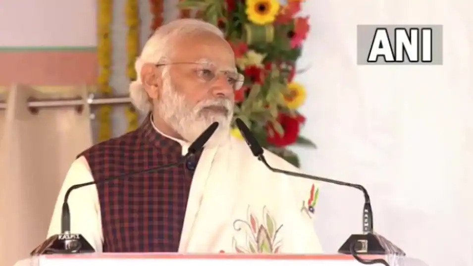 पीएम नरेंद्र मोदी ने रखी गंगा एक्सप्रेस-वे की आधारशिला Prime Minister Narendra Modi on Saturday laid the foundation stone of the 594-km-long Ganga Expressway in Shahjahanpur district of