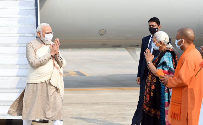 दो दिन के दौरे पर आज वाराणसी पहुंचे पीएम मोदी, सीएम योगी ने किया स्वागत