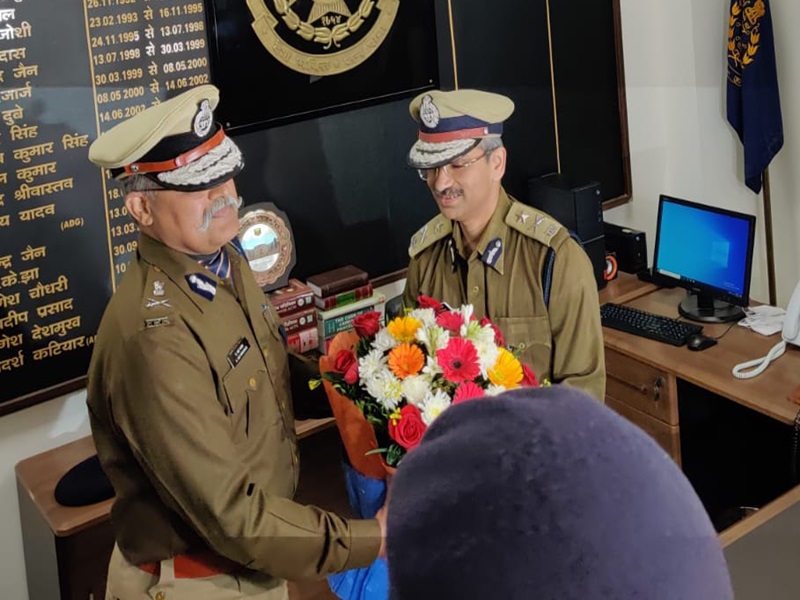 भोपाल के पूर्व ADG साईं मनोहर ने कमिश्नर मकरन्द देउकर को सौंपा चार्ज Bhopal's former ADG Sai Manohar handed over the charge to Commissioner Makrand Deukar.Several top police officers including ACP