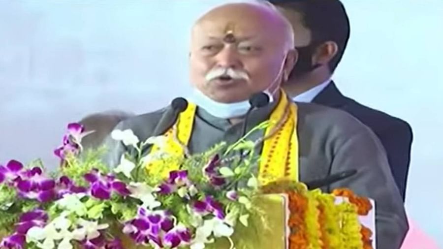 आरएसएस प्रमुख मोहन भागवत ने धर्म छोड़कर जाने वालों की घरवापसी की दिलाई शपथ RSS chief Mohan Bhagwat reached Chitrakoot, the tapobhoomi of Lord Ram in Uttar Pradesh on Wednesday. Here he participated
