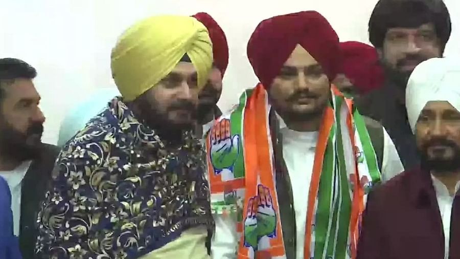 पंजाबी सिंगर सिद्धू मूसेवाला कांग्रेस में शामिल Punjabi singer Sidhu Musewala joined the Congress on Friday in the presence of Chief Minister Charanjit Singh Channi and party's state