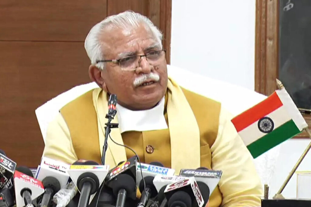 हरियाणा की मनोहर लाल सरकार ने दिल्ली की तर्ज 1 जनवरी से इन स्थानों लगाई पाबंदी There is an atmosphere of panic in the whole world due to the new Omicron variant of Corona. The number of Omicron infected in India