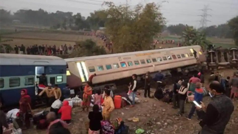 Guwahati-Bikaner Express train has crashed in West Bengal. The train has crashed near Domohani. Relief and rescue work has started