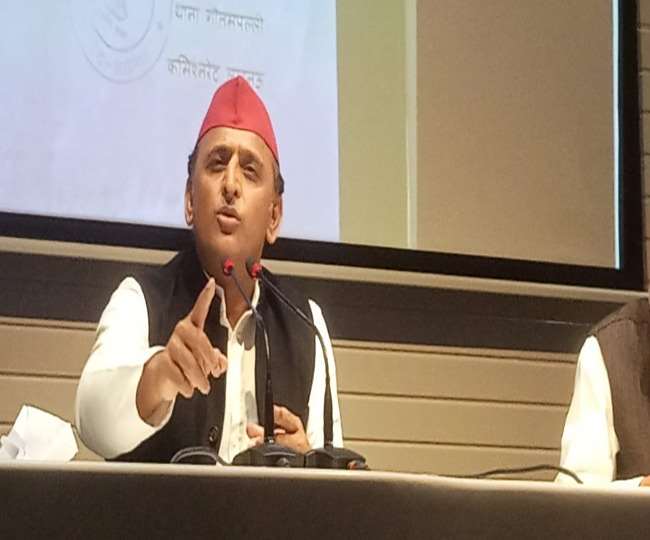 सपा प्रमुख अखिलेश यादव ने पार्टी कार्यकर्ताओं से कोविड प्रोटोकॉल का पालन करने के लिए किया आग्रह Samajwadi Party chief Akhilesh Yadav on Saturday appealed to the party workers to follow the covid rules.Yadav further said that