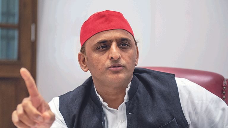 गोरखपुर के BJP विधायक को अखिलेश यादव का ऑफर- सपा में आएं, तुरंत टिकट दे देंगे Samajwadi Party President Akhilesh Yadav publicly announced that if the Gorakhpur MLA of Bharatiya Janata Party is Dr. Radha Mohan Das