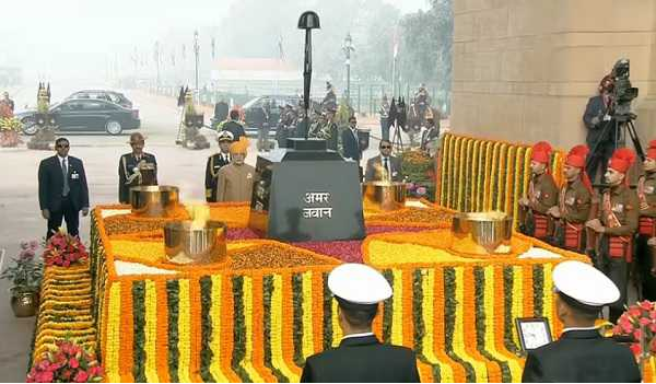 अमर जवान ज्योति बुझाई नहीं जा रही है, बल्कि राष्ट्रीय युद्ध स्मारक पर लौ में विलीन हो रही है: केंद्र