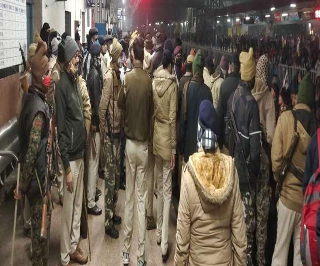 बिहार में छात्रों का बड़ा बवाल, ट्रेन में लगाई आग