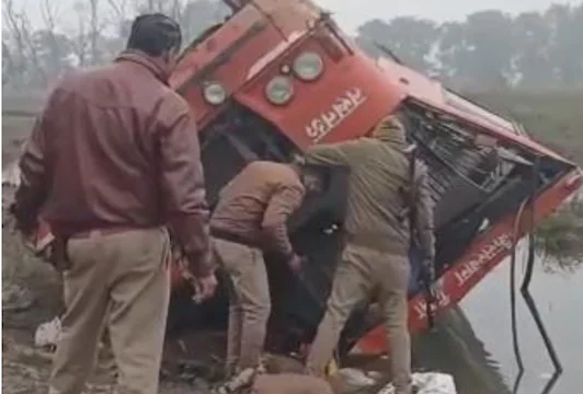 उप्र के बाराबंकी में बस खाई में गिरी, 2 की मौत, 18 घायल