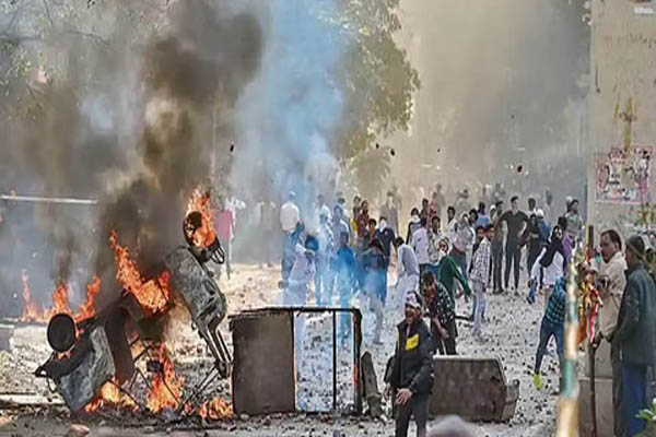 दिल्ली दंगा: हत्या के मामले में हाईकोर्ट ने 6 आरोपियों को दी जमानत, गोदाम में मिली थी हाथ-पैर कटी अधजली लाश The Delhi High Court on Tuesday granted bail to six accused in the death case of 20-year-old Dilbar Singh Negi. Negi's body