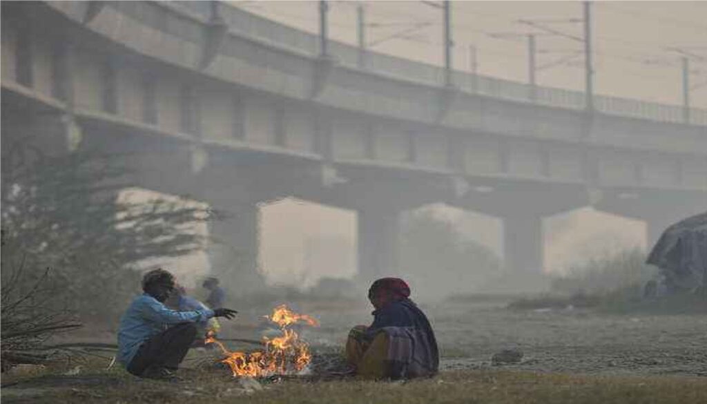 दिल्ली-NCR और यूपी समेत देश के कई राज्यों में शीतलहर से कांपे लोग, कई राज्यों में बारिश की भी संभावना It is freezing cold in Delhi-NCR which continues in the new year also. Mountains of Uttarakhand, Himachal Pradesh, Jammu and Kashmir