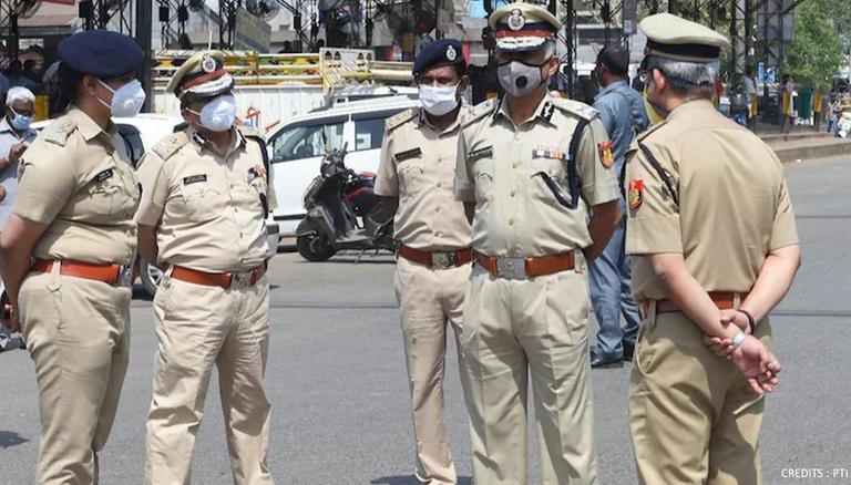 दिल्ली में पार्लियामेंट के बाद पुलिसकर्मियों पर गिरा कोरोना का कहर, 300 से ज्यादा पुलिसकर्मी की रिपोर्ट आई पॉजिटिव In Delhi, there has been a case of a large number of policemen getting infected. According to the information, more than 300