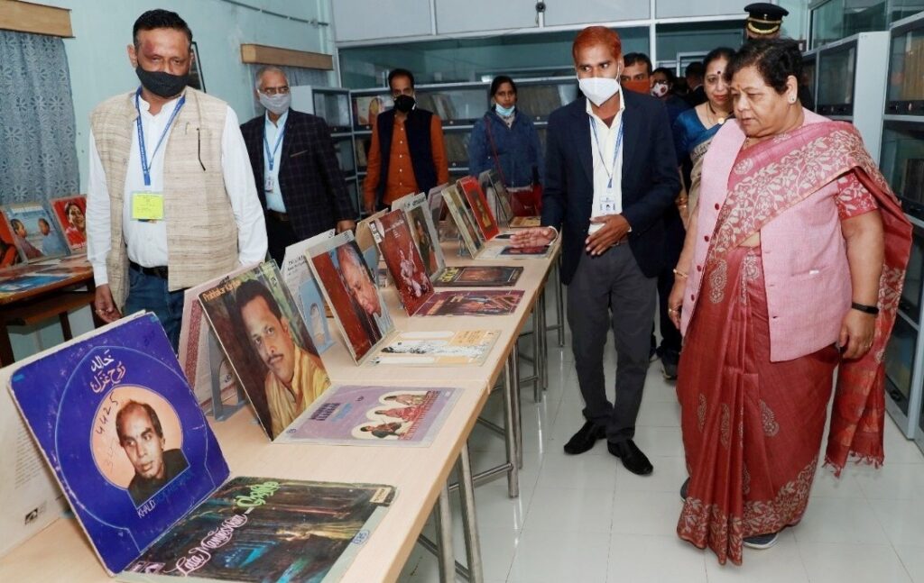Governor Ms. Anusuiya Uikey reached the inauguration of the theater at Indira Kala Sangeet Vishwavidyalaya Khairagarh during