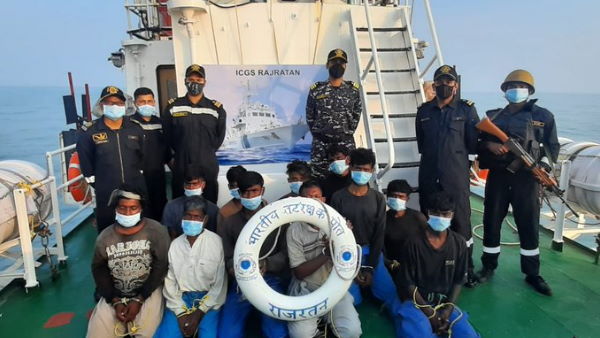 गुजरात में तटरक्षक बल ने 10 पाकिस्तानी नागरिकों को दबोचा, नाव ‘यासीन’भी बरामद The Coast Guard of Gujarat got a big success today. Pakistani boat 'Yasin' has apprehended 10 nationals of Pakistan from