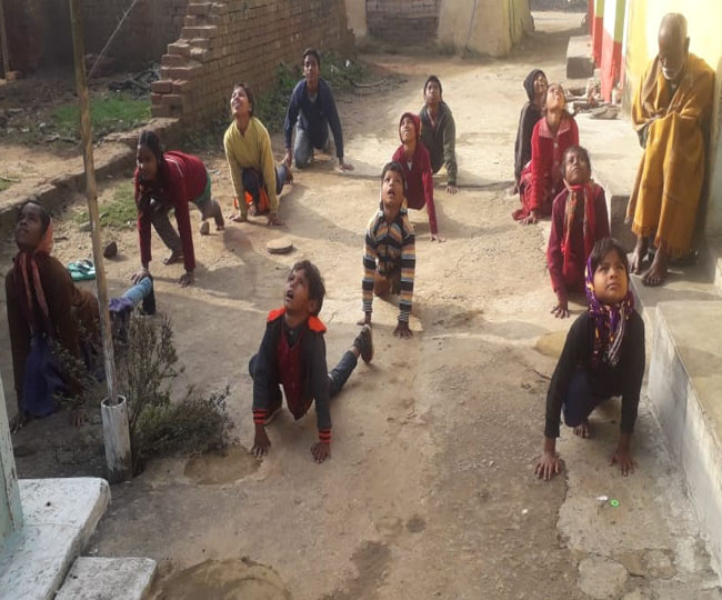 कोरोना से बचाव में “सूर्य नमस्कार है बड़ा योग उपचार” इस पर हुई बेहूदी तकरार