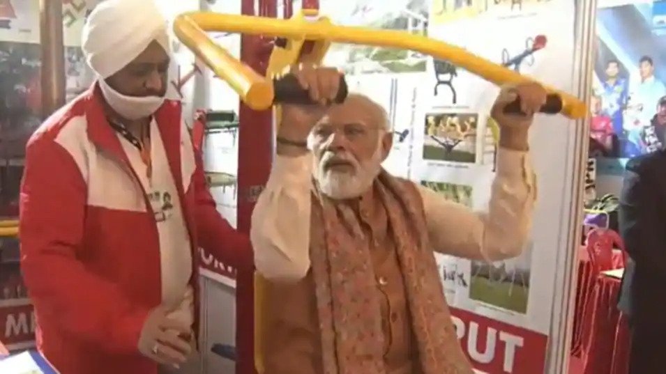 पीएम मोदी ने रखी मेजर ध्यानचंद स्पोर्ट्स यूनिवर्सिटी की आधारशिला, 700 करोड़ रुपये लागत से की गई स्थापना Prime Minister Narendra Modi on Sunday laid the foundation stone of Major Dhyan Chand Sports University in Meerut, Uttar Pradesh.