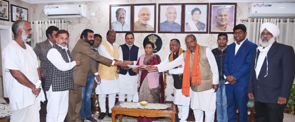 राज्यपाल अनुसुईया उइके को कोरबा के प्रतिनिधिमण्डल ने अपनी समस्याओं के संबंध में सौंपा ज्ञापन Chhattisgarh State Agriculture and Rural Development Bank Mr. Devendra Pandey at Raj Bhavan from Governor Ms. Anusuiya Uikey.
