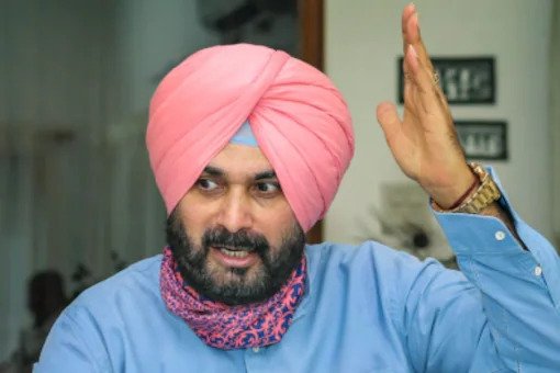 पंजाब कांग्रेस ने शेयर किया सोनू सूद का VIDEO, नवजोत सिंह सिद्धू को लग सकता है झटका From this video, the aspirations of Congress state president Navjot Singh Sidhu are seen to be floundering. Those who were trying to present