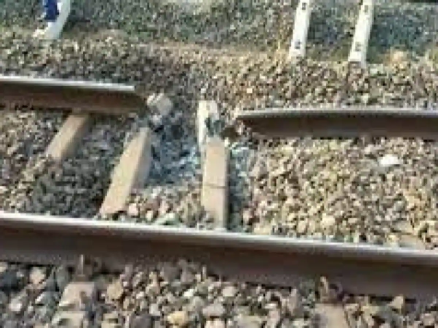 गिरिडीह में नक्सलियों का तांडव, बम से रेलवे ट्रैक उड़ाया