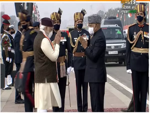 राजपथ पहुंचे राष्ट्रपति, राष्ट्रगान और 21 तोपों की सलामी के साथ परेड शुरू
