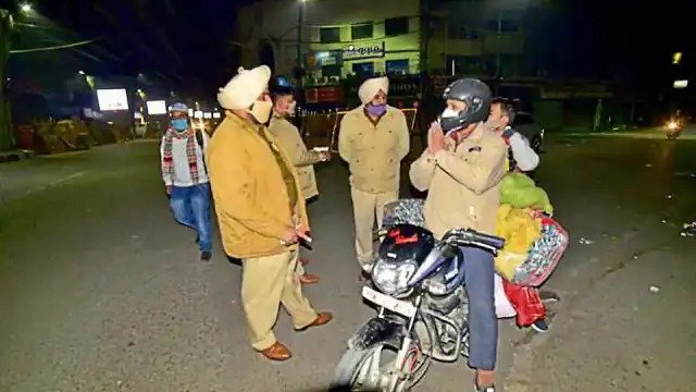 पंजाब में 15 जनवरी तक बढ़ाया गया नाइट कर्फ्यू, पंजाब सरकार ने लोगों से कोरोना प्रोटोकॉल का पालन करने के लिए की अपील In the midst of increasing cases of corona, the Punjab government has implemented night curfew in the state till January 15. Along with