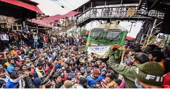 आरआरबी-एनटीपी विवादः बिहार बंद के बीच छात्रों का सड़कों पर तांडव