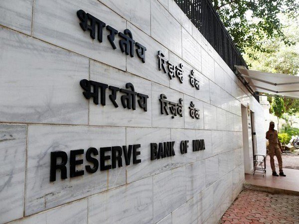 दीपक कुमार और अजय कुमार चौधरी आरबीआई के नए कार्यकारी निदेशक के रूप में नियुक्त The Reserve Bank of India (RBI) has appointed Ajay Kumar Choudhary and Deepak Kumar as the new Executive Directors (ED).