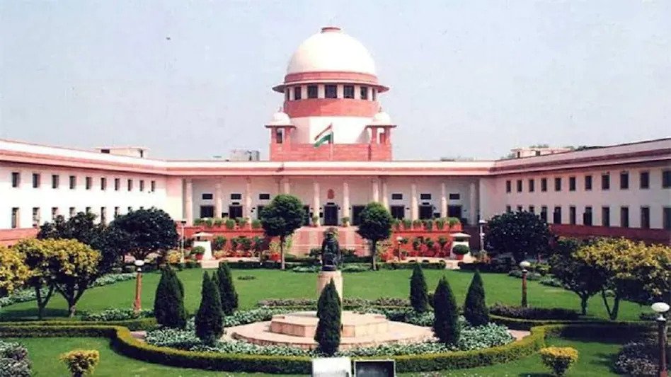 सुप्रीम कोर्ट के चार जज को हुआ कोरोना, अब ऑनलाइन होगी सुनवाई The covid transition has also made its place in the Supreme Court. Four sitting judges have been found infected with the corona virus.