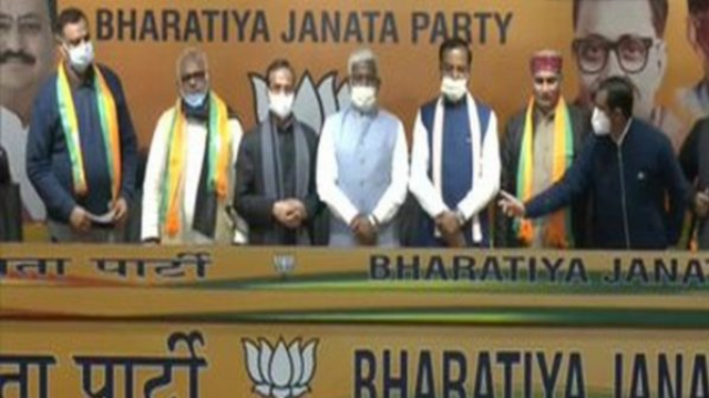 कांग्रेस और सपा के कई विधायकों ने छोड़ा पार्टी का साथ, हरिओम यादव और डॉ धर्मपाल सिंह का नाम भी शामिल