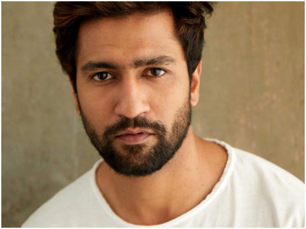 मोटरसाइकिल नंबर प्लेट का अवैध इस्तेमाल करने के मामले में फंसे Vicky Kaushal, इंदौर में शिकायत दर्ज Vicky Kaushal is in trouble. An Indore man has filed a complaint against the actor. Man claims that Vicky for the sequence of the film