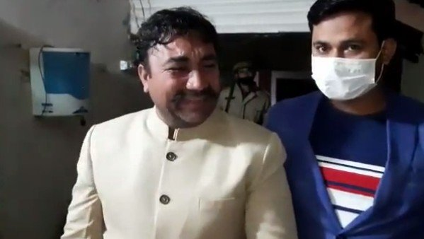 पार्टी टिकट नही मिलने पर रोते हुए पुलिस स्टेशन पहुंचे बसपा कार्यकर्ता, बोले- ‘मेरा तमाशा बना दिया…