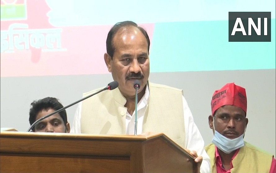 अखिलेश की उपस्थिति में सपा में शामिल हुए पूर्व मंत्री दारा सिंह चौहान, बीजेपी पर जमकर साधा निशाना Dara Singh Chouhan, who was a minister in the Yogi government ahead of the Uttar Pradesh elections, on Sunday joined the Samajwadi