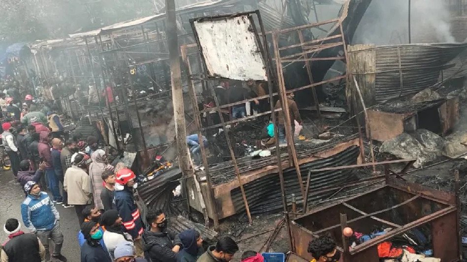 दिल्ली: लाजपत राय मार्केट में लगी भीषण आग, 80 दुकानें जलकर राख A huge fire broke out in Lajpat Rai Market of Chandni Chowk, which is called the heart of Delhi, on Thursday morning. 80 shops present here