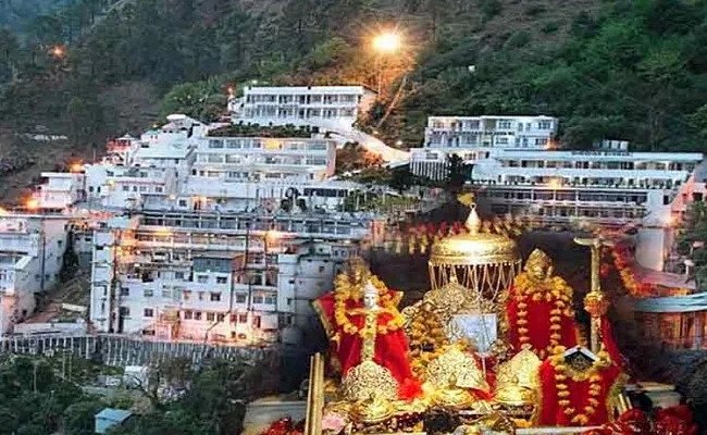श्रद्धालुओं के लिए खुशखबरी, आज से हेलीकॉप्टर से कर सकेंगे माता वैष्णो देवी यात्रा Similarly, the battery car route was also closed due to stone falling on the Ardhkumari Bhawan road of Shri Mata Vaishno Devi Yatra Marg.