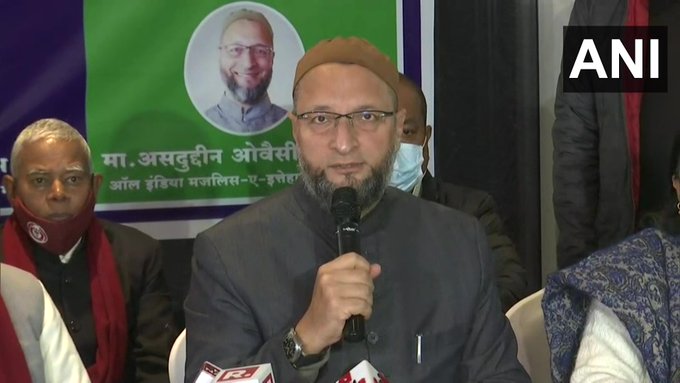 यूपी में AIMIM का दो पार्टियों से गठबंधन, ओवैसी बोले- जीते तो बनेंगे दो सीएम https://twitter.com/ANINewsUP/status/1484814649959026689?ref_src=twsrc%5Etfw%7Ctwcamp%5Etweetembed%7Ctwterm%5E1484814649959026689%7Ctwgr%5E%7Ctwcon%5Es1_&ref_url=https%3A%2F%2Fwww.india.com%2Fhindi-news%2Futtar-pradesh%2Futtar-pradesh-assembly-elections-2022-aimim-chief-asaduddin-owaisi-announces-his-alliance-with-babu-singh-kushwaha-and-bharat-mukti-morcha-5199618%2F