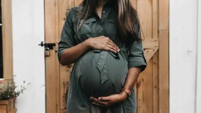 ओमिक्रॉन के खतरे के बीच गर्भवती महिलाएं के लिए डॉक्टरों ने बताई जरुरी बातें, बताया कैसे खुद को रखें सुरक्षित The cases of the new variant Omicron of Corona are continuously increasing in the country. Pregnant women should not fall in the grip