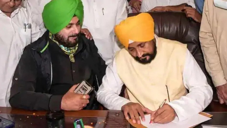 अपने ही पार्टी पर भड़के कांग्रेस नेता, बोले- चन्नी और सिद्धू लोगों का मनोरंजन कर रहे Congress MP from Anandpur Sahib in Punjab Manish Tewari is seen furious at the leaders of his own party. He met Punjab Chief Minister