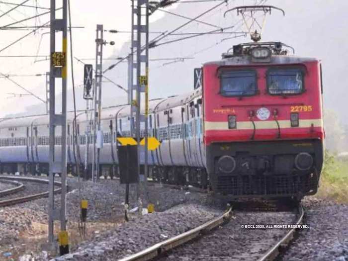 कोरोना संकट के बीच खराब मौसम बना दुविधा का कारण, रेलवे ने कैंसिल की कुल 419 ट्रेनें, यहां देखें पूरी लिस्ट… In the midst of the Corona crisis, people are facing a lot of problems due to bad weather. Due to bad weather, due to fog and bad