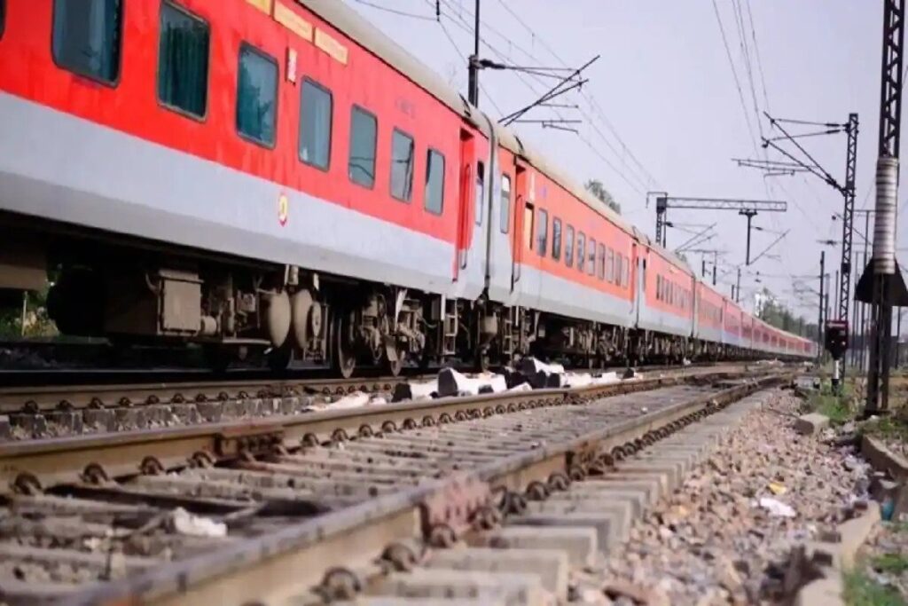 गुजरात के वलसाड में बदमाशों की साजिश नाकाम, बाल बाल पलटने से बची राजधानी एक्सप्रेस A major accident has been averted in Valsad, Gujarat. Mumbai-Delhi Rajdhani Express train allegedly fell on a railway track near Valsad