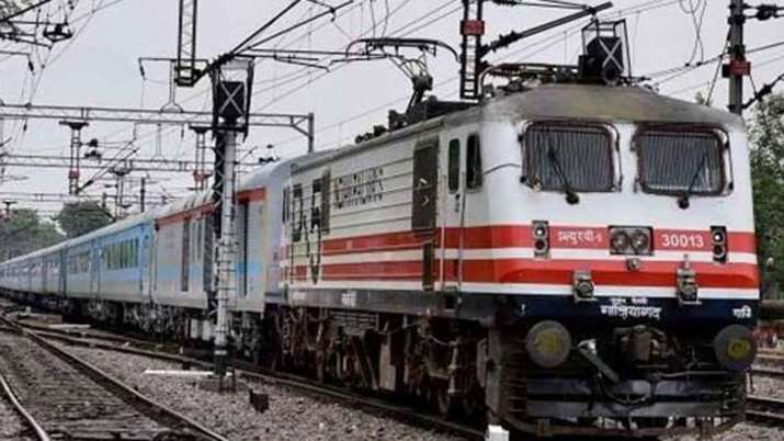 रेल मंत्री अश्विनी वैष्णव ने नई पुरी-हटिया एक्सप्रेस ट्रेन को दिखाई हरी झंडी Railway Minister Ashwini Vaishnav on Thursday flagged off the upgraded Puri-Hatia Tapaswini Express with Rajdhani-like coaches