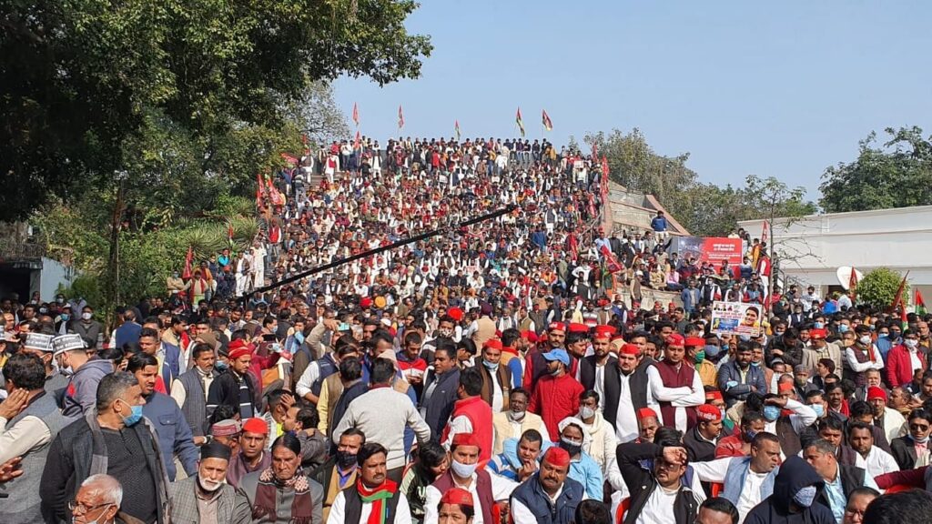 चुनाव आयोग ने सपा को वर्चुअल रैली में कोविड नियमों के उल्लंघन पर जारी किया नोटिस, 24 घंटे में मांगा जवाब The Election Commission on Saturday decided to organize a public meeting in the name of virtual rally at its Lucknow office in violation