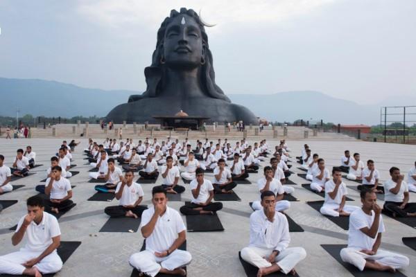 सूर्य नमस्कार के लिए दुनिया में जुटे एक करोड़ से अधिक लोग The first global Surya Namaskar program organized by the Ministry of AYUSH under the Amrit Mahotsav of Independence was celebrated