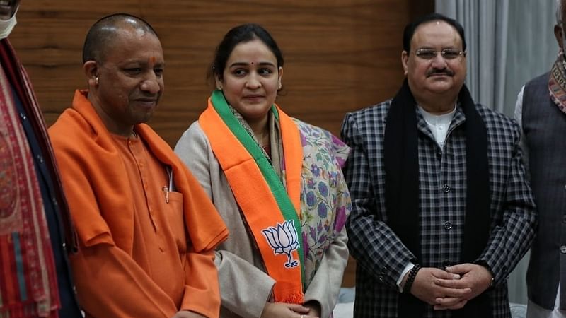 यूपी चुनाव: सीएम योगी आदित्यनाथ ने अपर्णा यादव का बीजेपी में किया स्वागत Uttar Pradesh Chief Minister Yogi Adityanath welcomed Aparna Yadav, the younger daughter-in-law of former Uttar Pradesh CM