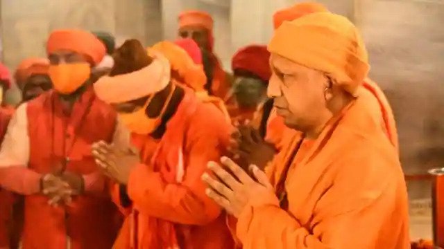 मकर संक्रांति पर गोरखनाथ मंदिर में सीएम योगी ने चढ़ाई खिचड़ी, जमकर उमड़ा आस्था का जनसैलाब On the holy festival of Makar Sankranti, there was an influx of faith in the C Gorakhnath temple of UP. Chief Minister Yogi at 4 am in