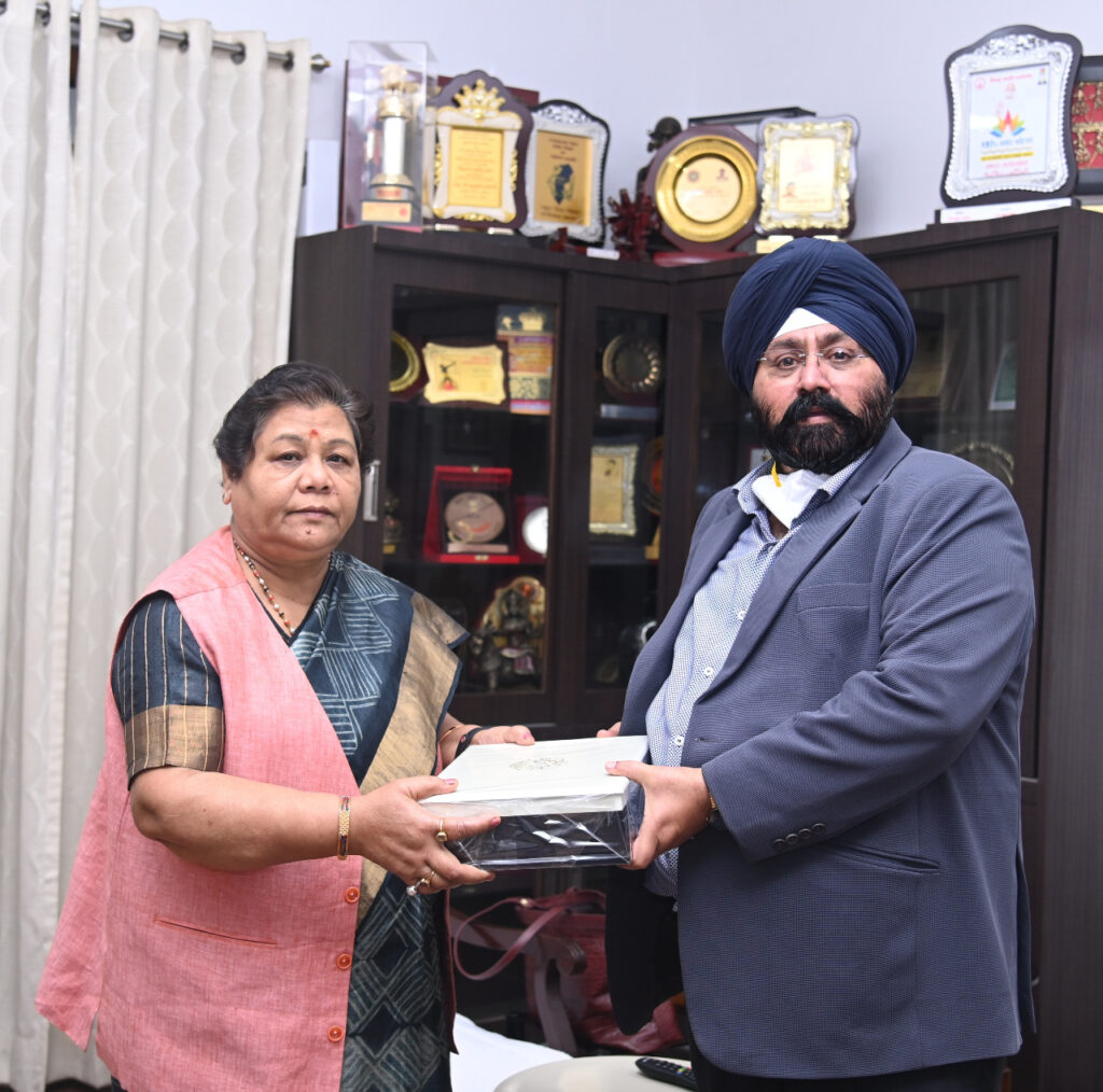 राज्यपाल अनुसुईया उइके से छत्तीसगढ़ ओलंपिक संघ के महासचिव श्री होरा ने की भेंट