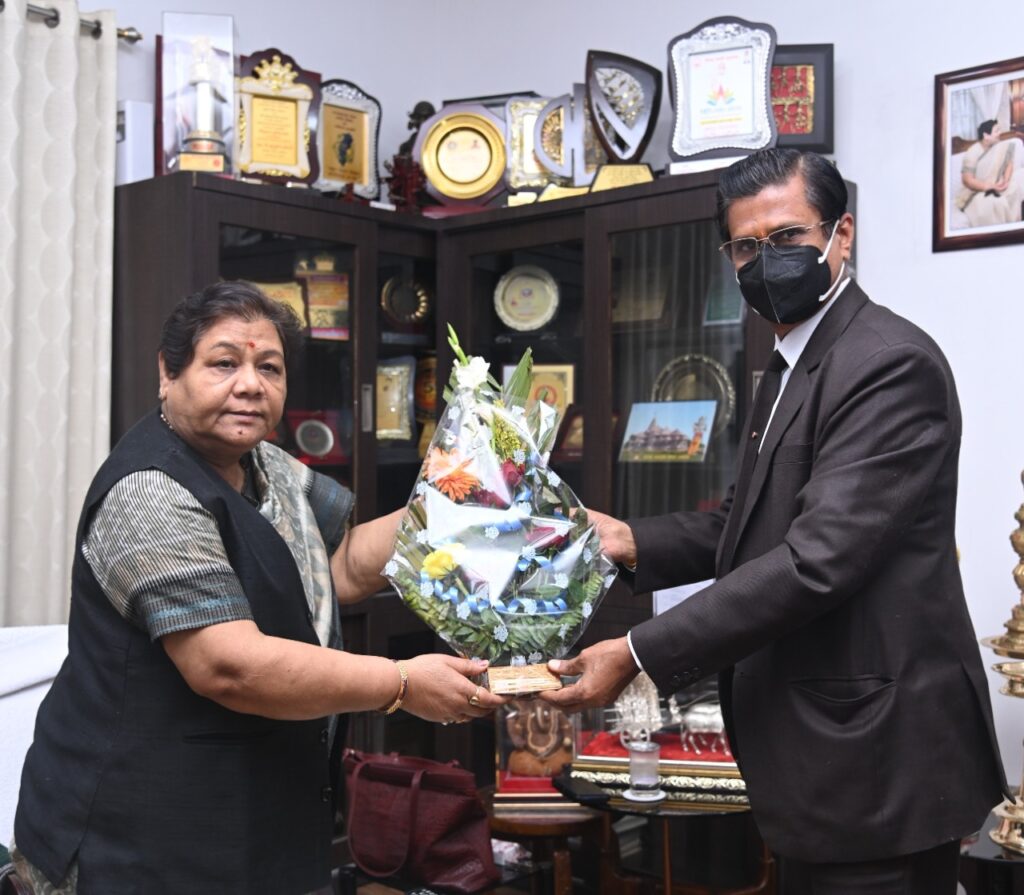 राज्यपाल को कुलपतियों ने दी नये साल की शुभकामनाएं Vice-Chancellors of various universities met Governor Ms. Anusuiya Uikey at the Raj Bhavan and greeted them on the New Year.